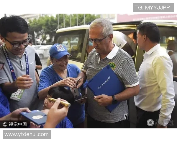 上海独特市场热潮足球明星签名商品引发球迷热捧