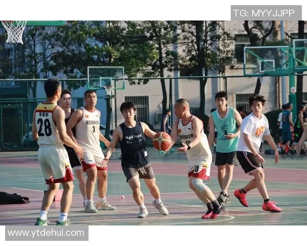 在校园篮球场上寻找未来的篮球明星与他们的成长故事